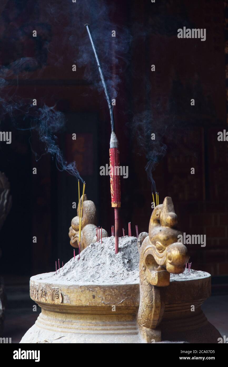 Buddhist shrine home hi-res stock photography and images - Alamy