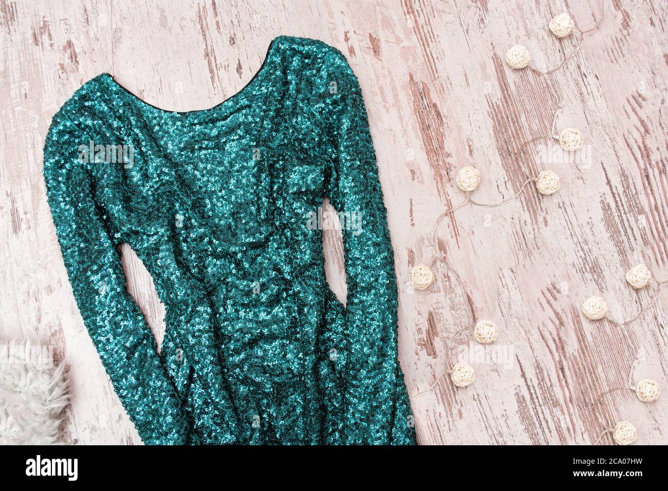 what color shawl with green dress DARK GREEN BARI SHAWL – Güendolina main image 0