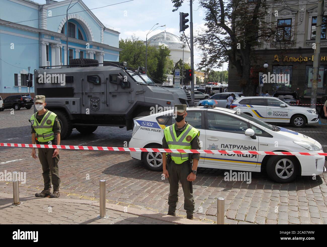 Kiev, Ukraine. 3rd Aug, 2020. National guard soldiers stand guard near the building where an unidentified man threatens to blow up a bomb at the Universal bank office in Kiev, Ukraine, on 3 August 2020. The SBU Security Service of Ukraine's specops unit detained Uzbekistan citizen who threatened to blow up a bank office in the capital city of Kiev, according to media. Credit: Serg Glovny/ZUMA Wire/Alamy Live News Stock Photo