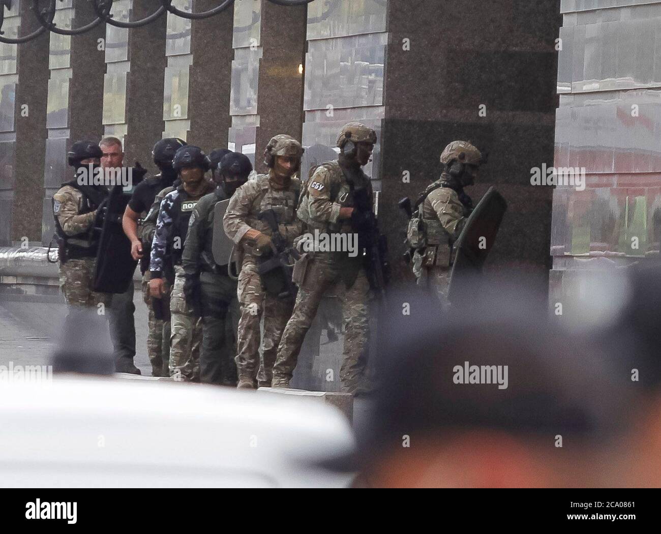 Kiev, Ukraine. 3rd Aug, 2020. Special team of the Security Service of Ukraine prepare to enter inside the building where an unidentified man threatens to blow up a bomb at the Universal bank office in Kiev, Ukraine, on 3 August 2020. The SBU Security Service of Ukraine's specops unit detained Uzbekistan citizen who threatened to blow up a bank office in the capital city of Kiev, according to media. Credit: Serg Glovny/ZUMA Wire/Alamy Live News Stock Photo