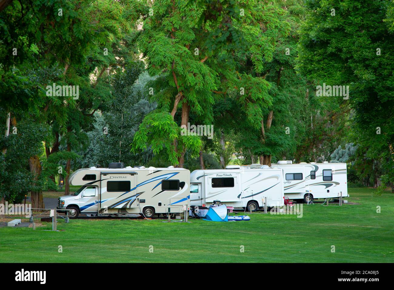 Motorhomes in campground, Deschutes Wild and Scenic River, Deschutes
