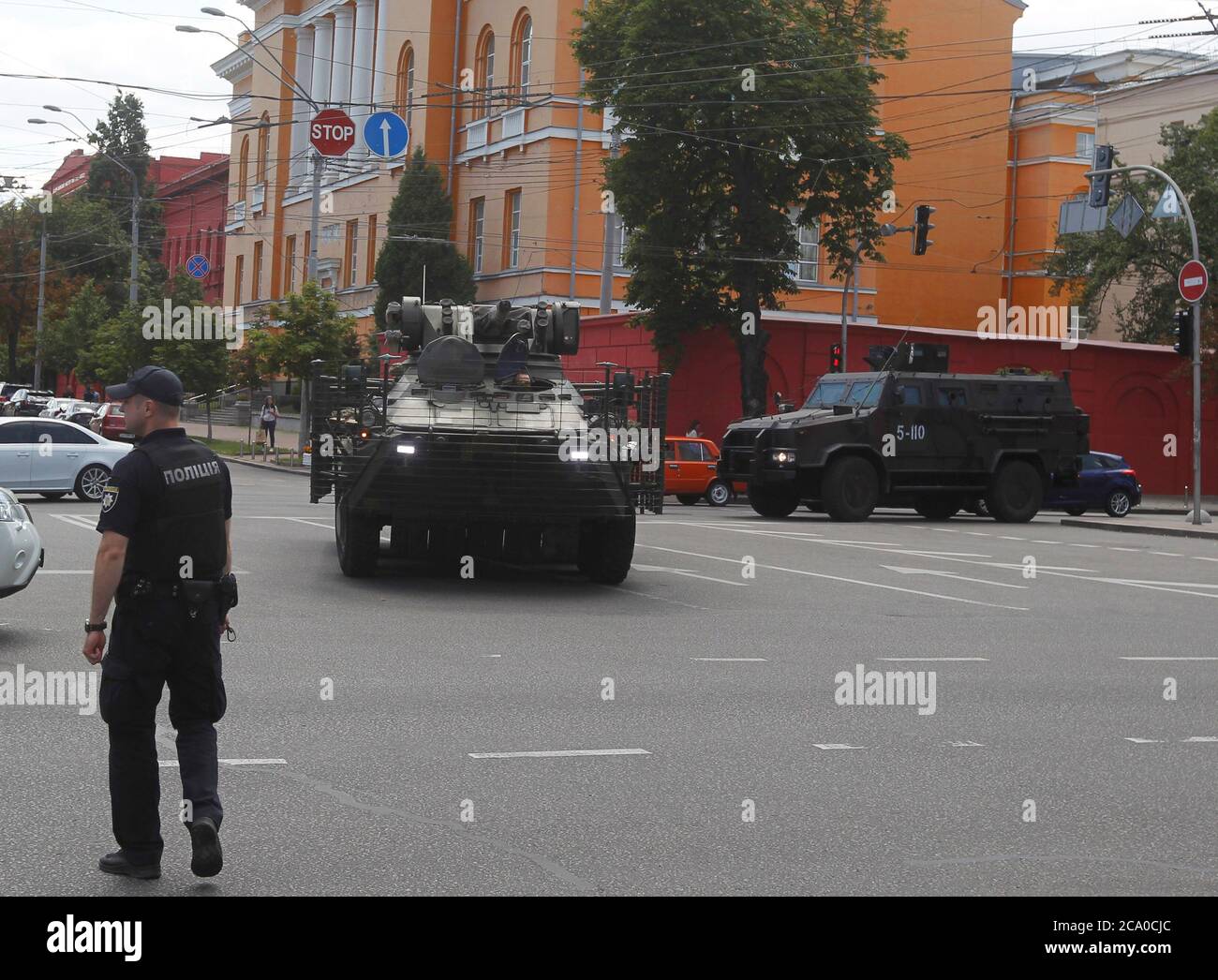 Kiev, Ukraine. 3rd Aug, 2020. Armored cars are seen not far of the building where an unidentified man threatens to blow up a bomb at the Universal bank office in Kiev, Ukraine, on 3 August 2020. The SBU Security Service of Ukraine's specops unit detained Uzbekistan citizen who threatened to blow up a bank office in the capital city of Kiev, according to media. Credit: Serg Glovny/ZUMA Wire/Alamy Live News Stock Photo
