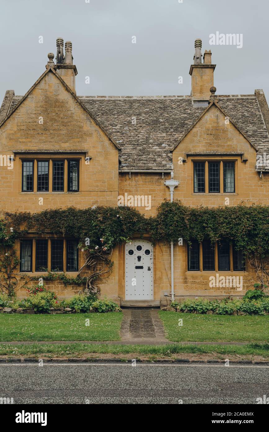 Detached house front view uk hi-res stock photography and images - Alamy