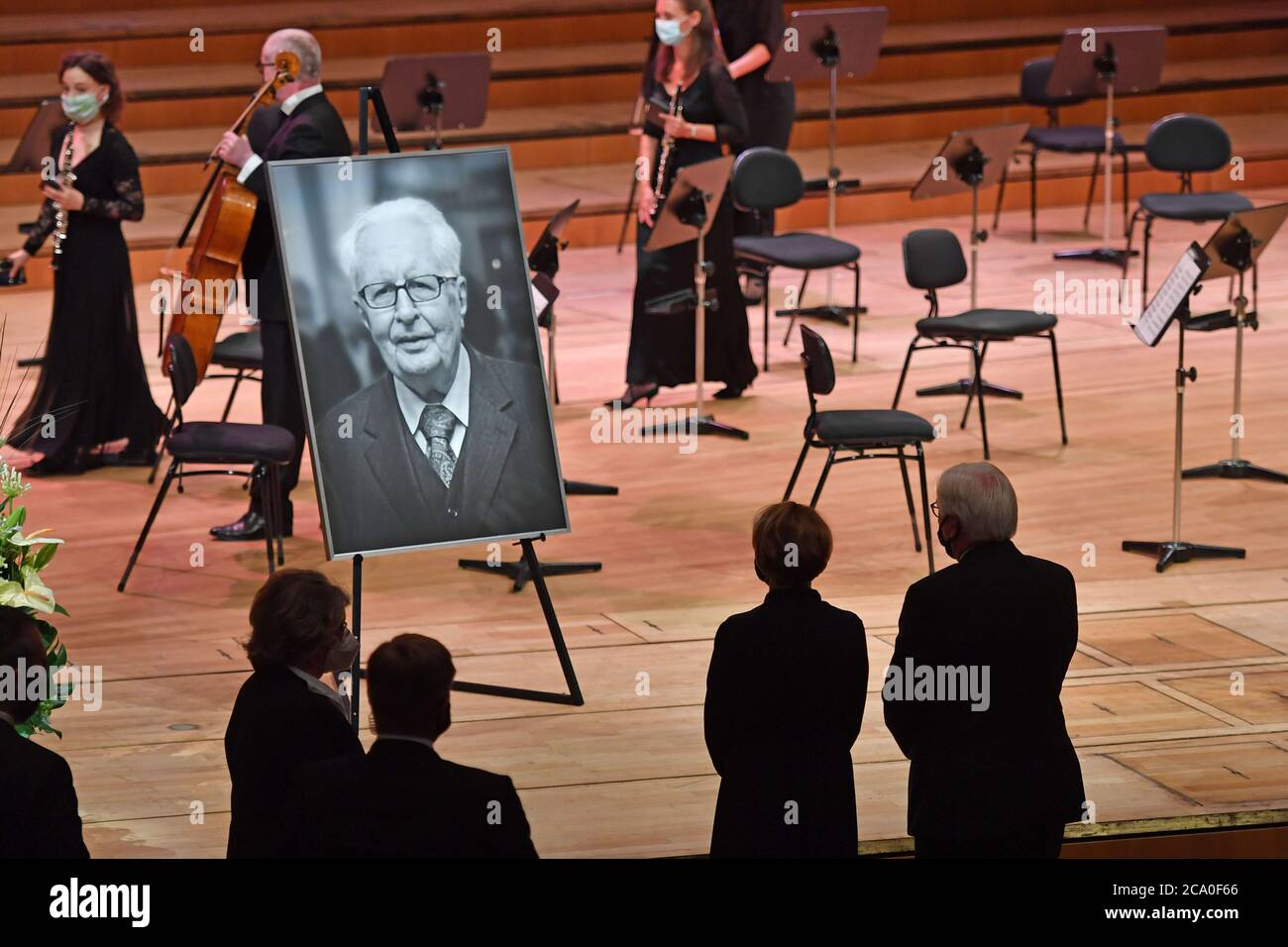 Federal President Frank Walter STEINMEIER and wife Elke BUEDENBENDER stand in front of a portrait photo of the deceased. Funeral service for the late Muenchner Alt-OB and honorary citizen Dr. Hans-Jochen Vogel (SPD) on 03.08.2020 in the Philharmonie in Gasteig in Muenchen, | usage worldwide Stock Photo