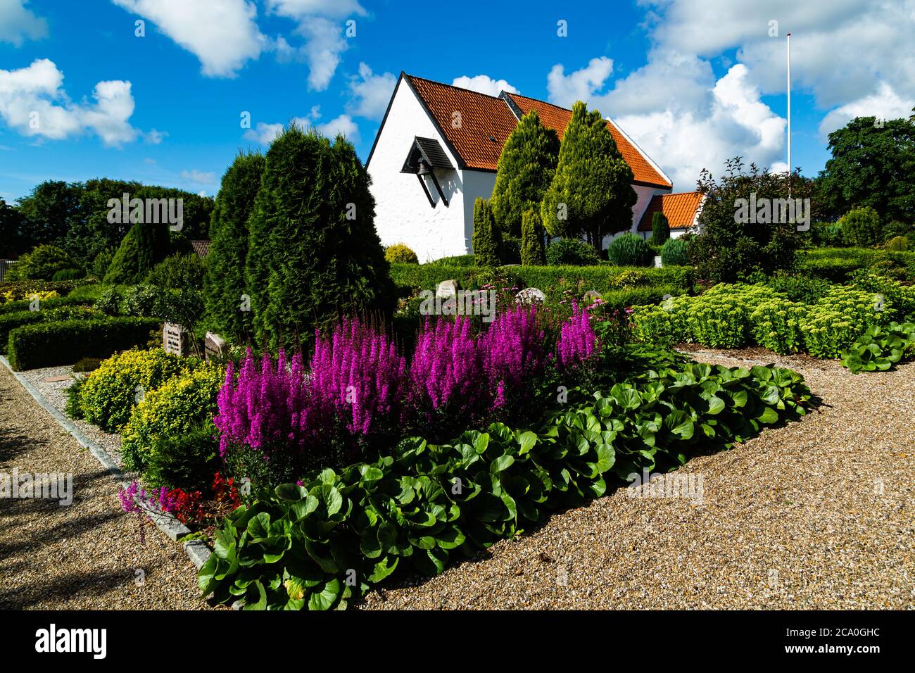 church, Kirche, Sakralbau, romanische Kirche, Christentum, Baum, Friedhof, Grab, Blumen, Kirchenglocke, Architektur, Glockenturm, Friedhof, Himmel, Stock Photo