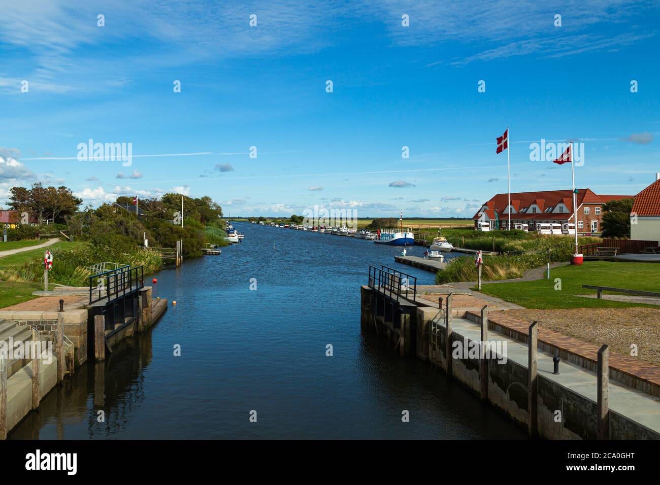 ship lock, Schiffsschleuse, Kammerschleuse, Schleusentor, Marina, Hafen, Fahne, nautisch, Tide, Schiffsverkehr, Wasserstrasse, Boote, Fluss, Kai, Stock Photo