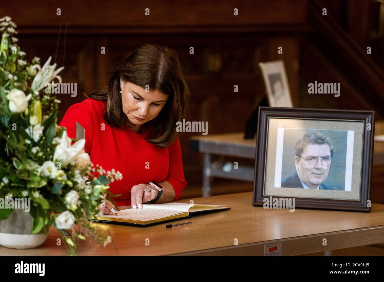 Sinead McLoughlin MLA signing the book of condolence at Guildhall in Derry City to John Hume. The Former SDLP leader, who was one of the key architects of peace in Northern Ireland, has died at the age of 83. Stock Photo