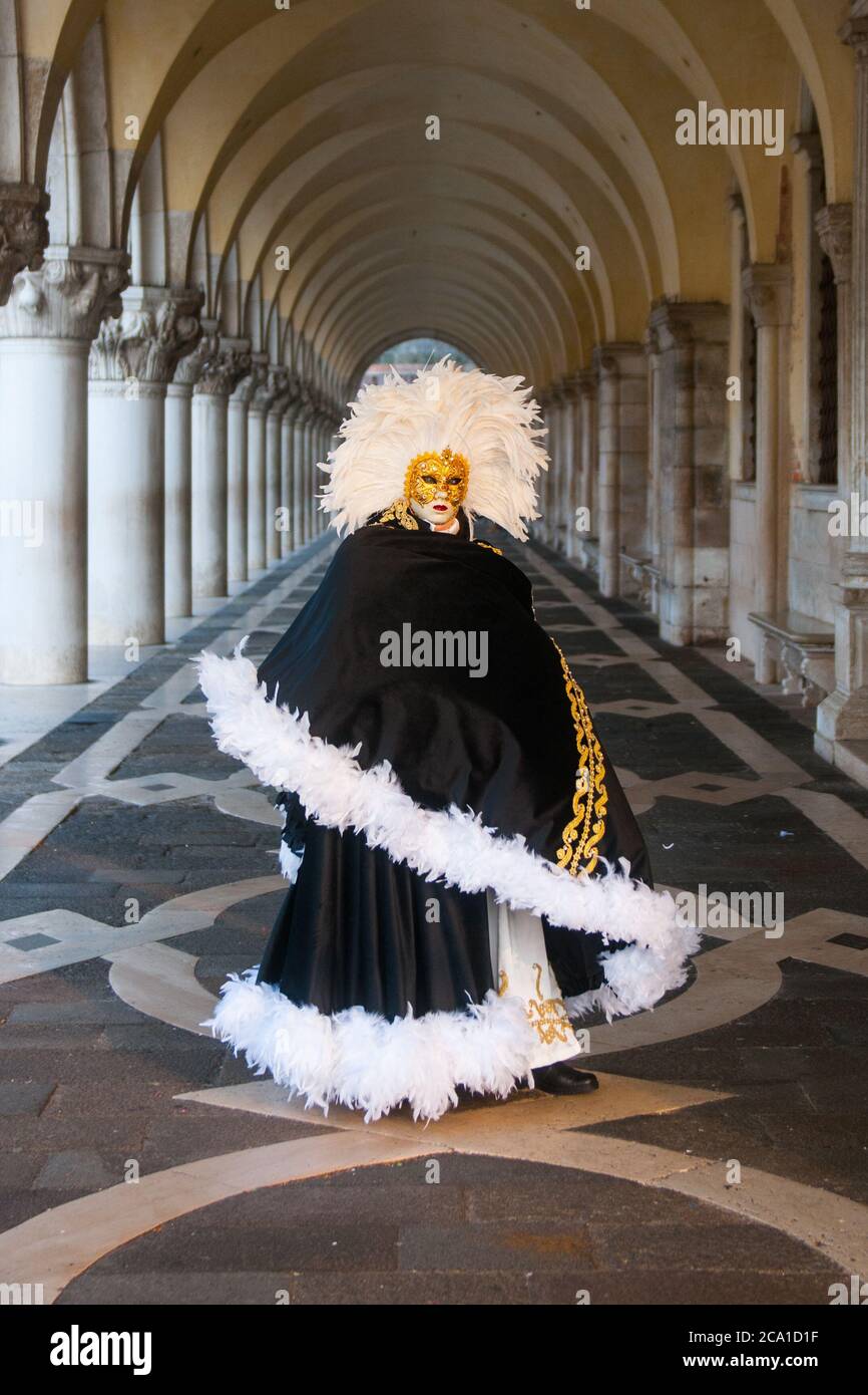 White and gold dress hi-res stock photography and images - Alamy White and gold dress hi-res stock photography and images - Alamy