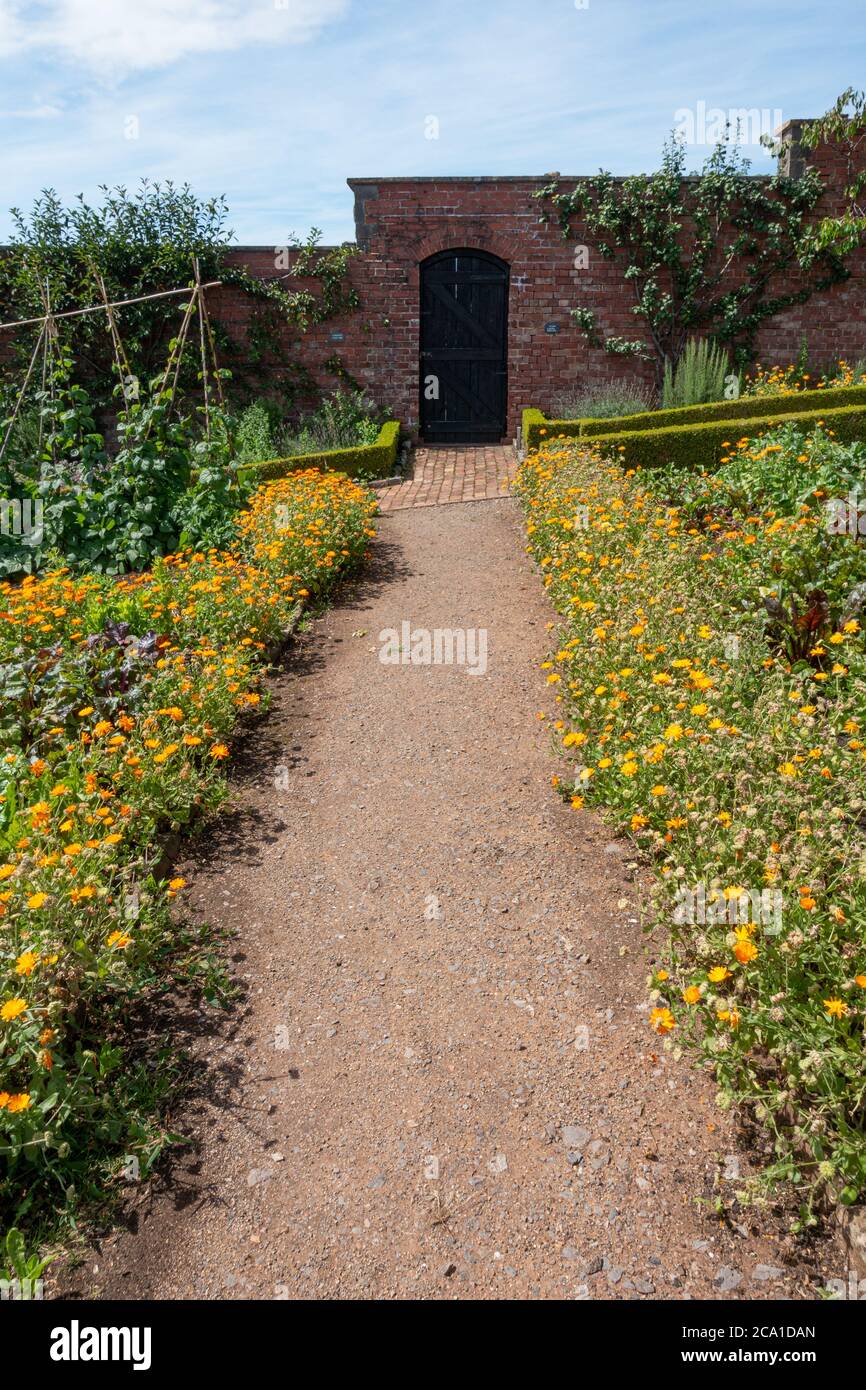 Walled garden gate hi-res stock photography and images - Alamy