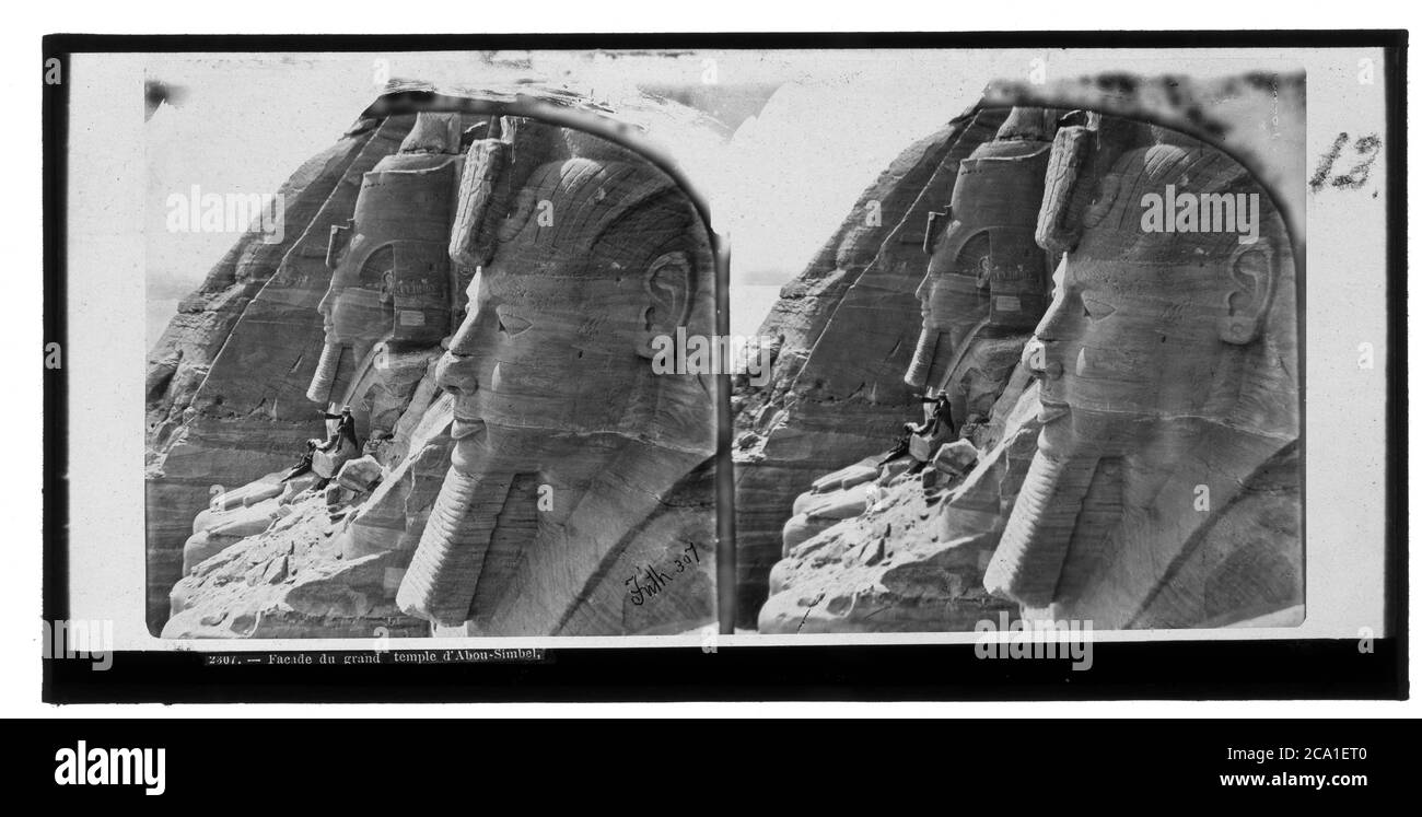 Ferrier P.F. & Soulier, J. Lévy Sr No. 2307 Facade du grand temple d'Abou-Simbel, with Eurpean visitors posing between the heads of the Ramses statues. Stereo photography on glass plate around 1865. Stock Photo