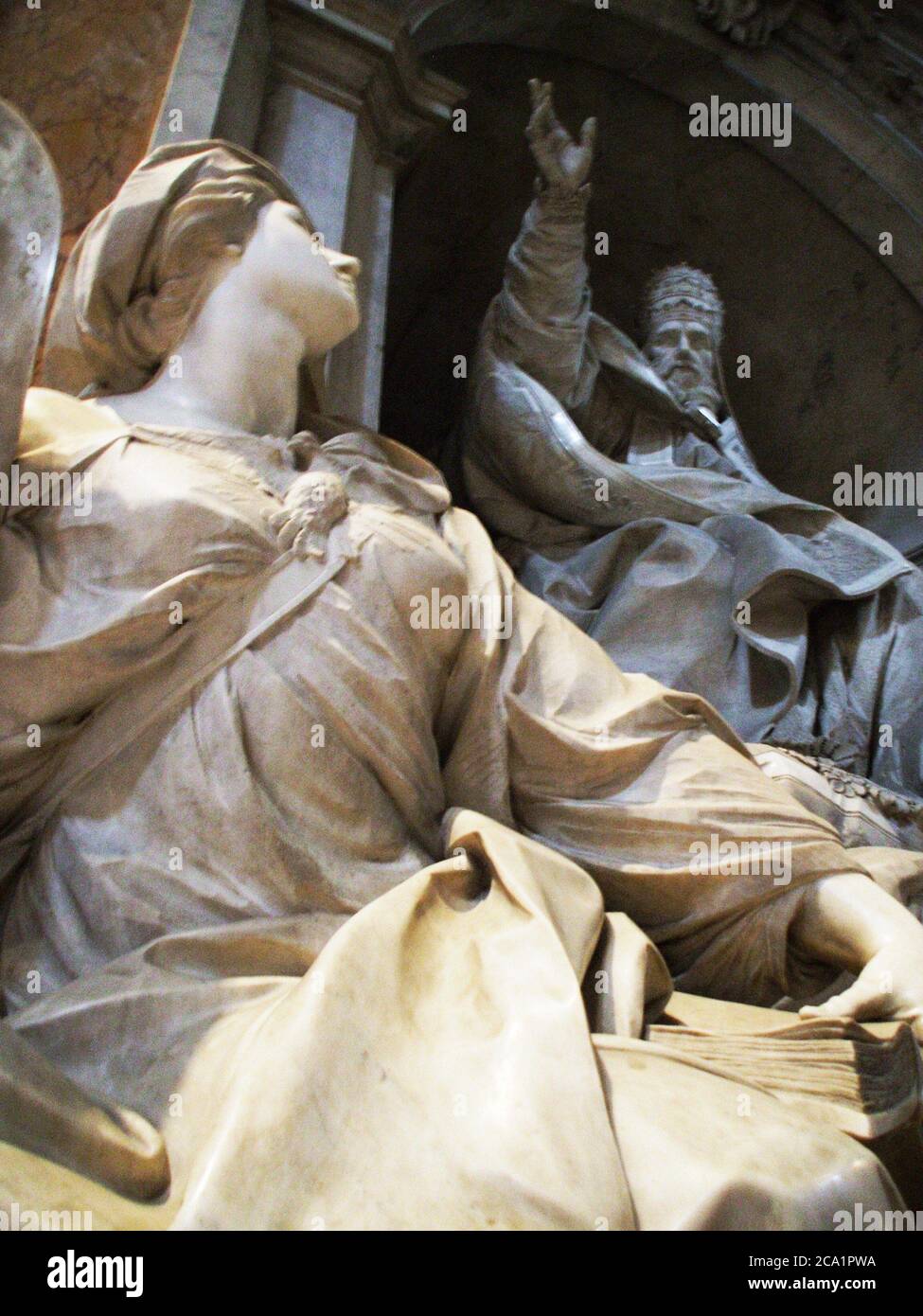 Religious statues cathedral hi-res stock photography and images - Alamy