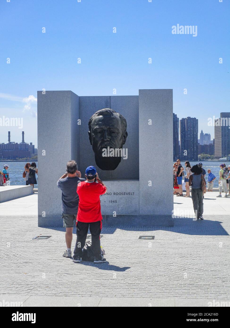 roosevelt-island-new-york-visitors-take-pictures-of-the-fdr-sculpture