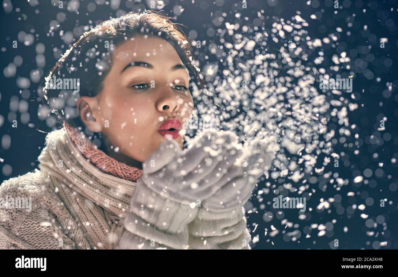 песня губы снежинка. снег по губам. снег падает на ладонь. песня губы снежинка. песня губы снежинка.