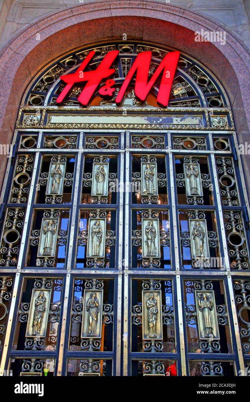 door of the H&M fashion store in the Generali building of Paseo de Gracia,  Barcelona, ??Catalonia, Spain Stock Photo - Alamy