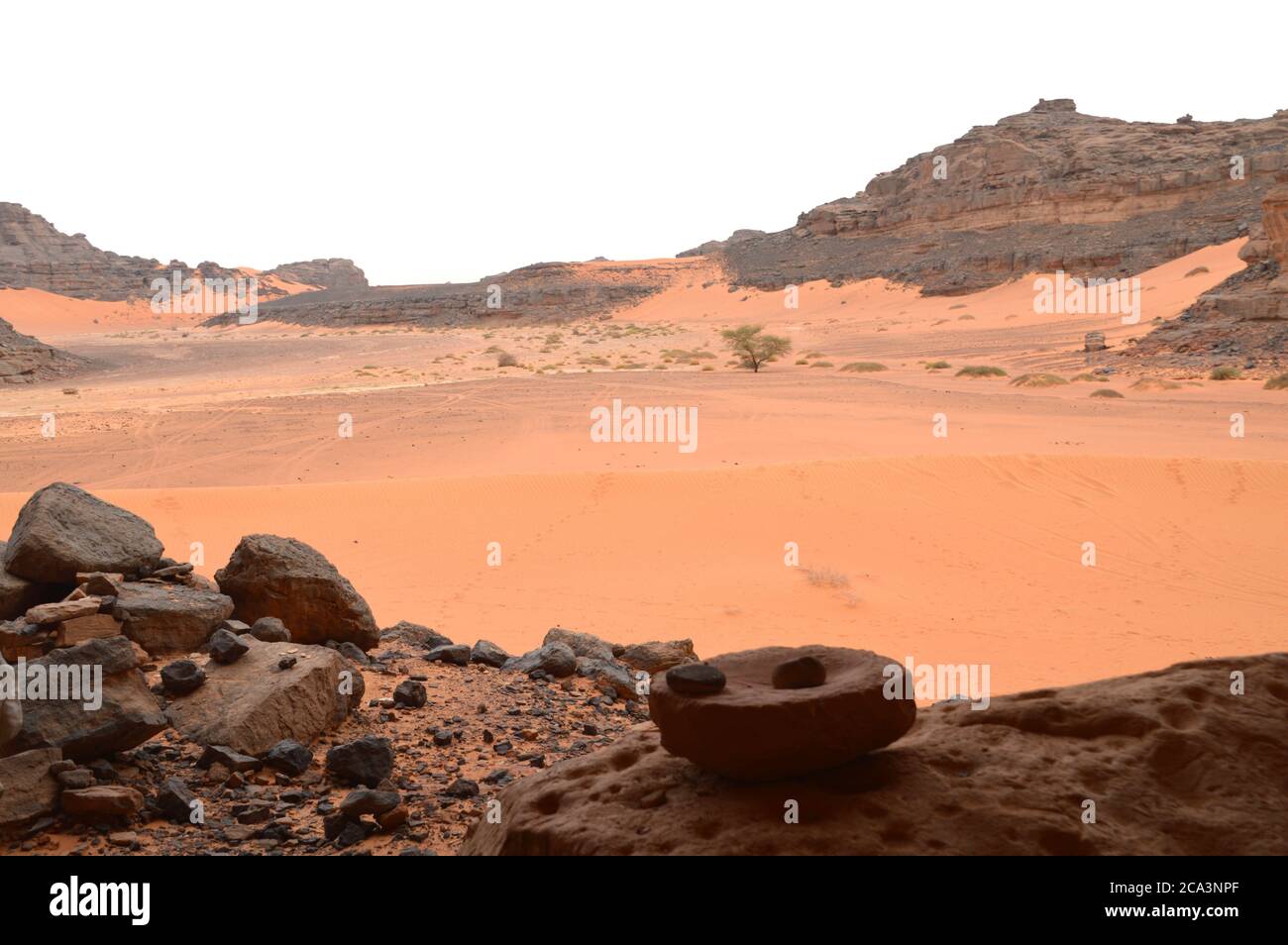 Algeria, Illizi, Tassili N'Ajjer National Park:  abandoned Tuareg mortar and pestle in the mouth of a large cave at Tidrunag in Wadi In Tehak in the T Stock Photo