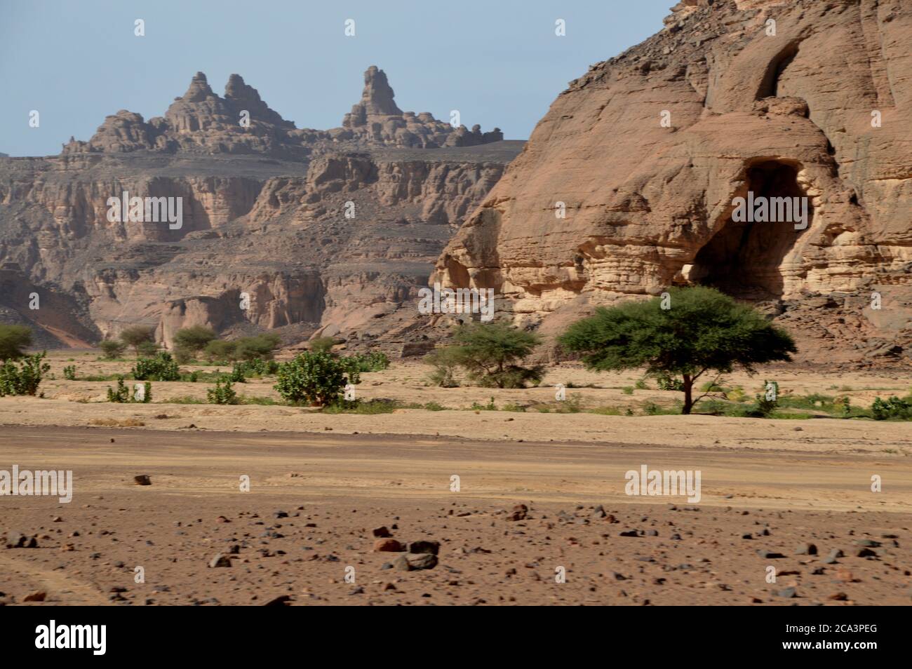 Algeria, Illizi, Tassili N'Ajjer National Park:   cave and rock formations in Wadi In Tehak in the Tadrart mountains. Stock Photo