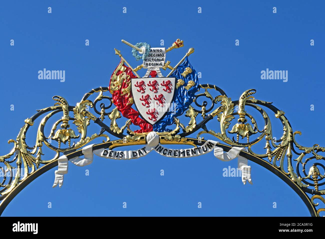 Warrington Golden Gates, Town Hall crest, Anno Decimo Victoriae Reginae F-Desc, Sankey Street, Warrington, Cheshire, England,UK WA1 1SR Stock Photo