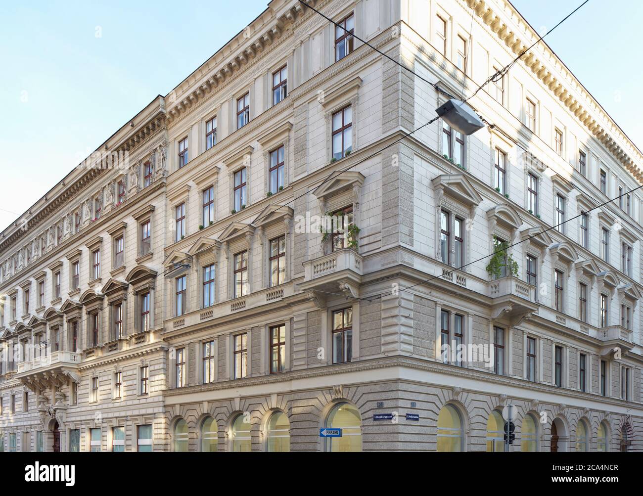 Classical architecture town house in Vienna Stock Photo Alamy