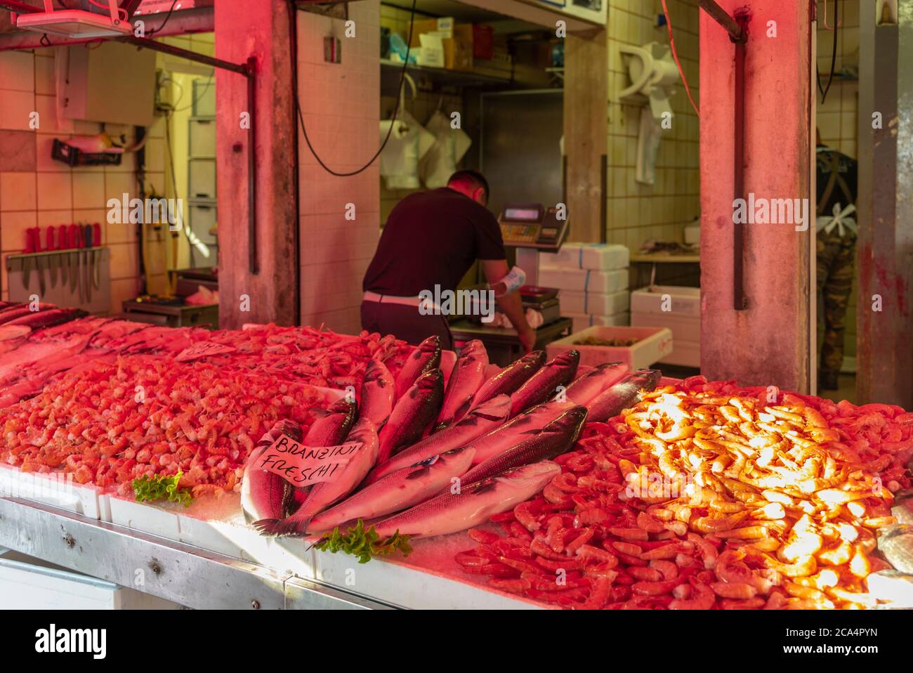 Preparation of the sale of fresh fish and shell fish at the traditional