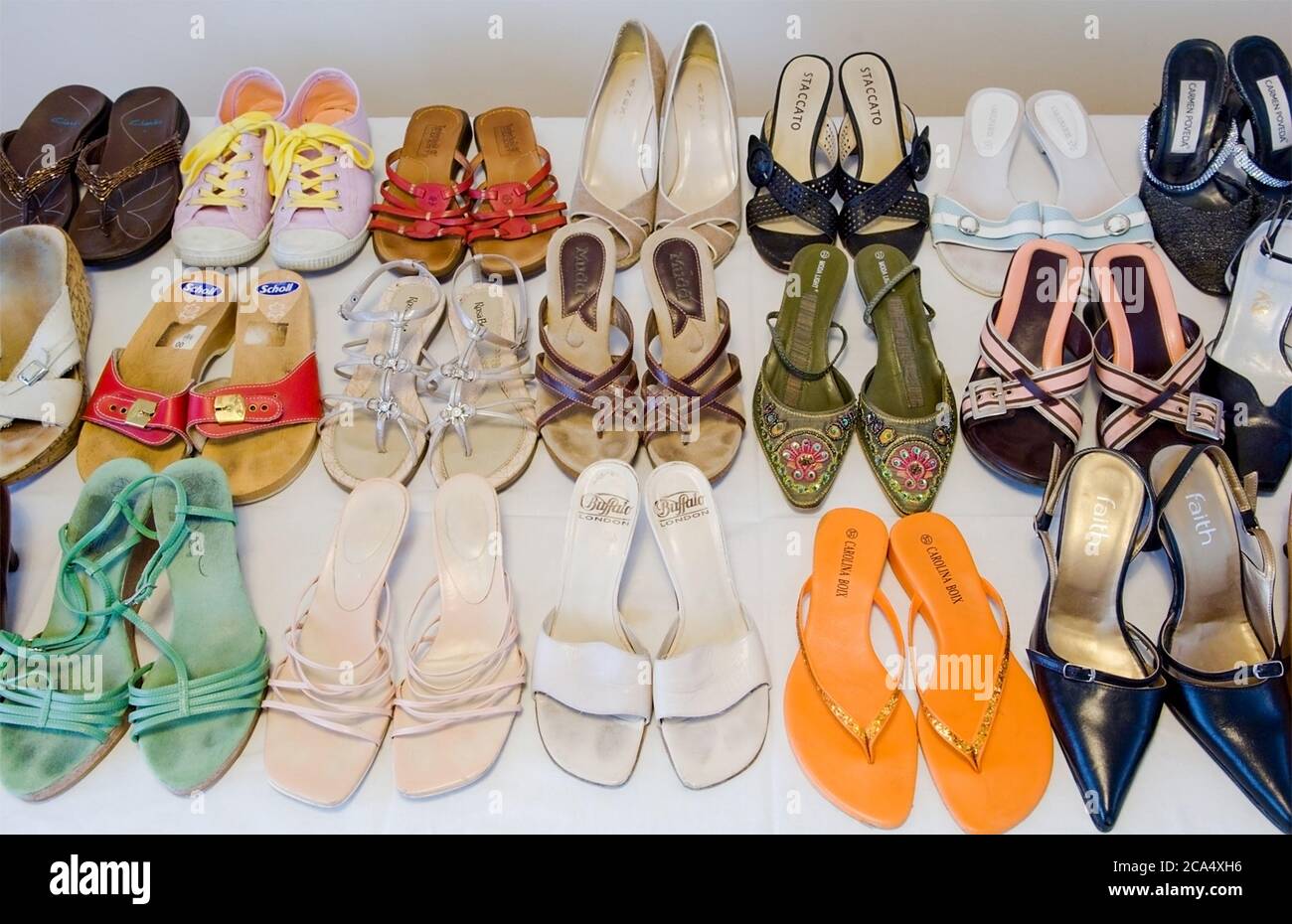 Rows of women's shoes Stock Photo - Alamy