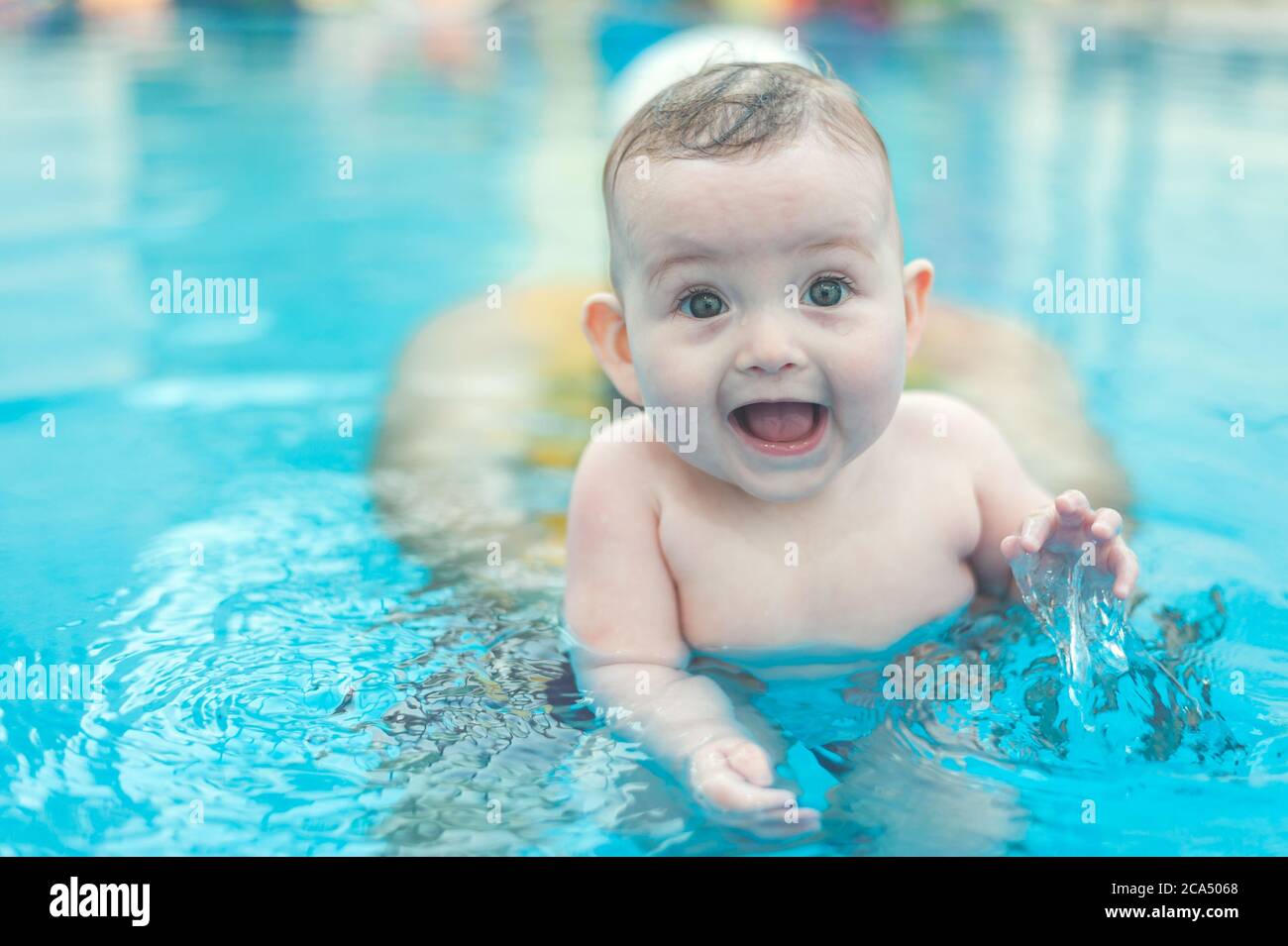 Baby swimming pool with dad Stock Photo Alamy