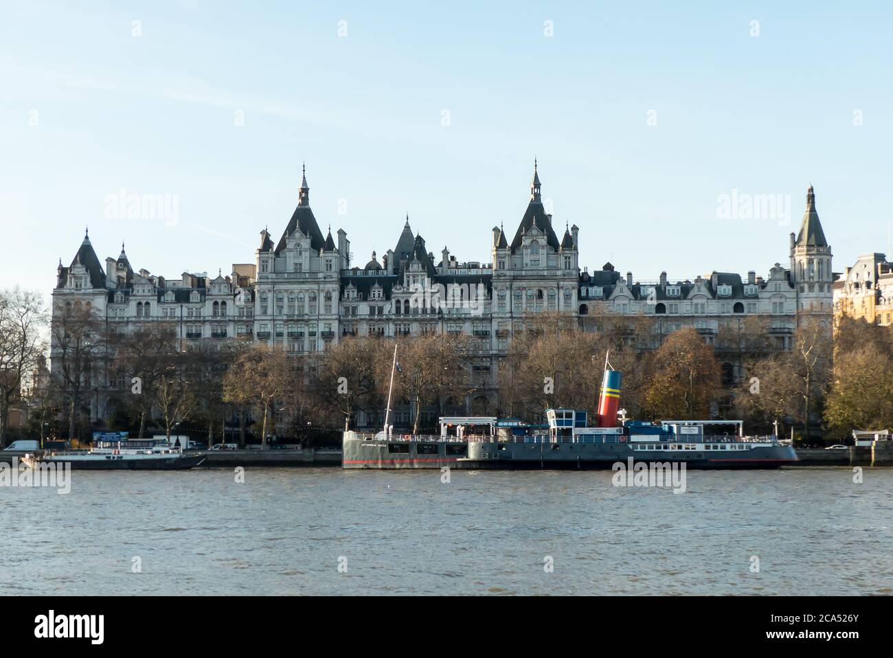 London: the paddlesteamer Tattershall Castle in front of the Royal Horseguards Hotel Stock Photo