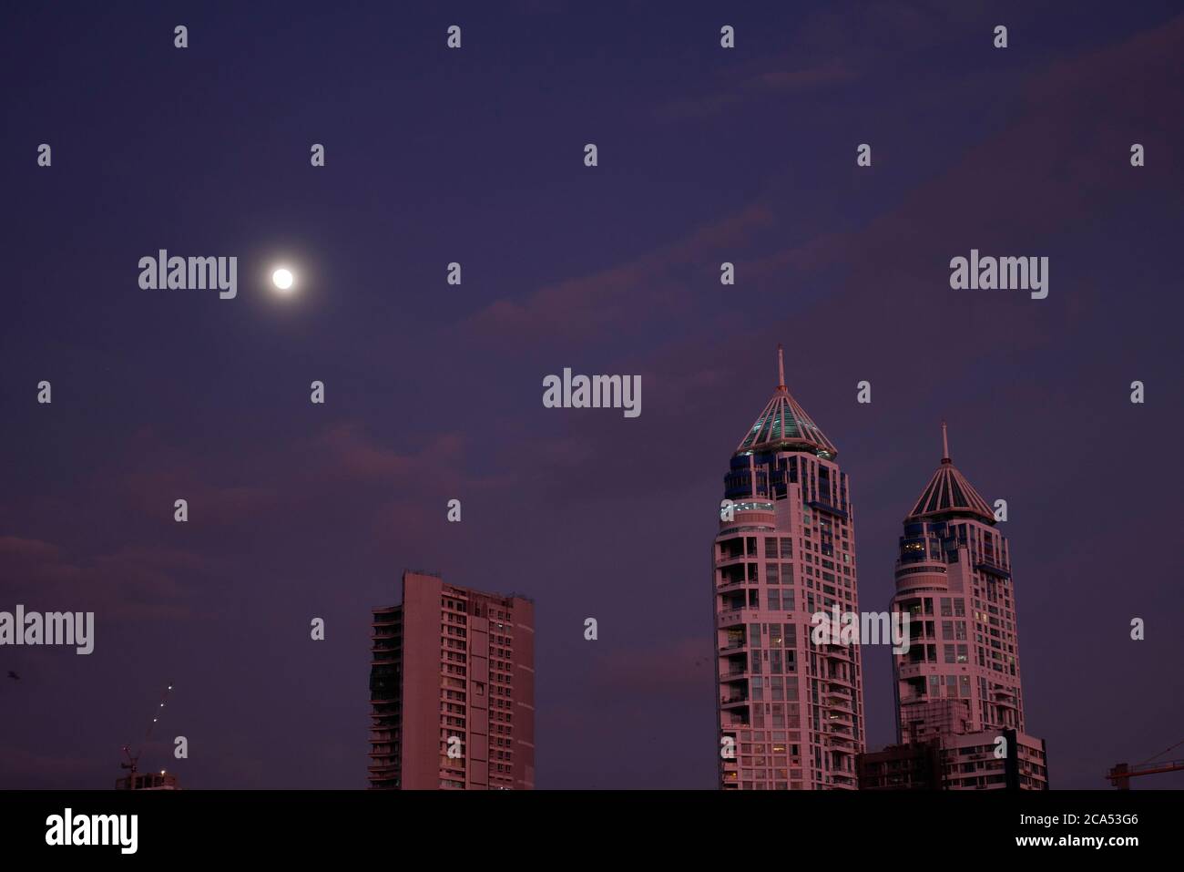 moonrise-in-mumbai-over-the-imperial-towers-with-beautiful-colours-in