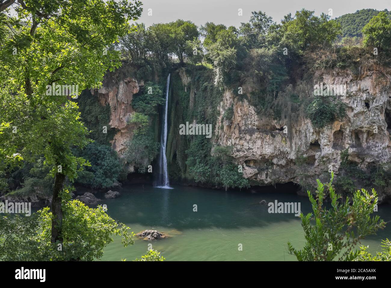 France, Aveyron, Saint Rome de Tarn, cascade Balms Stock Photo - Alamy, image size:1300x956