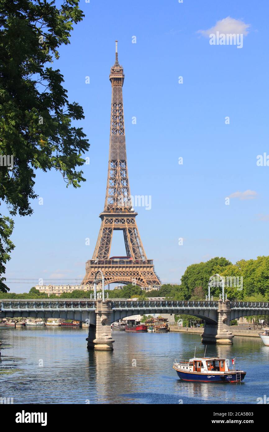 France, Paris, area listed as World Heritage by UNESCO, view of the Seine Priv?e boat, the Rouelle bridge and the Eiffel Tower (1889) Stock Photo