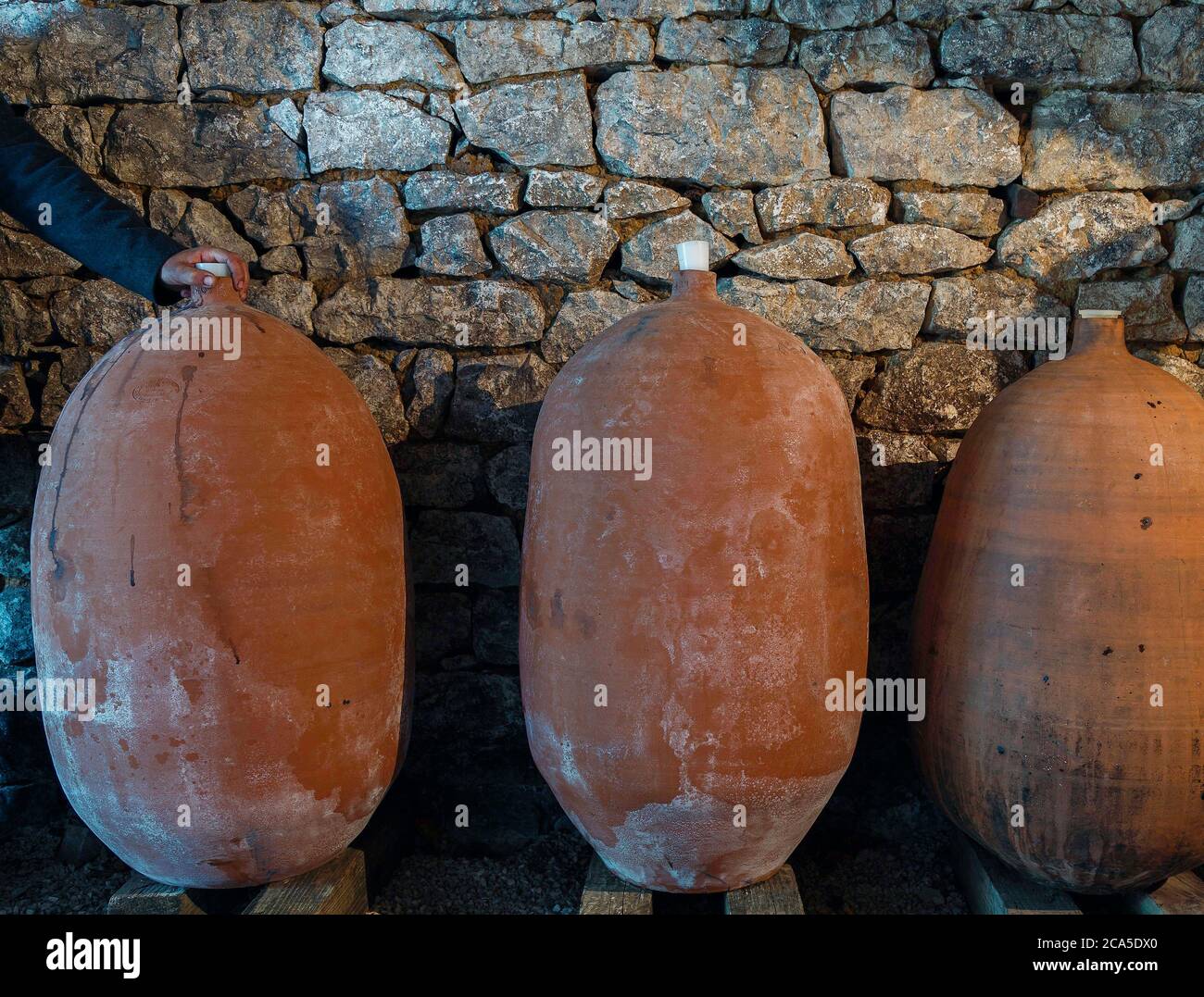 Amphora store hi-res stock photography and images - Alamy