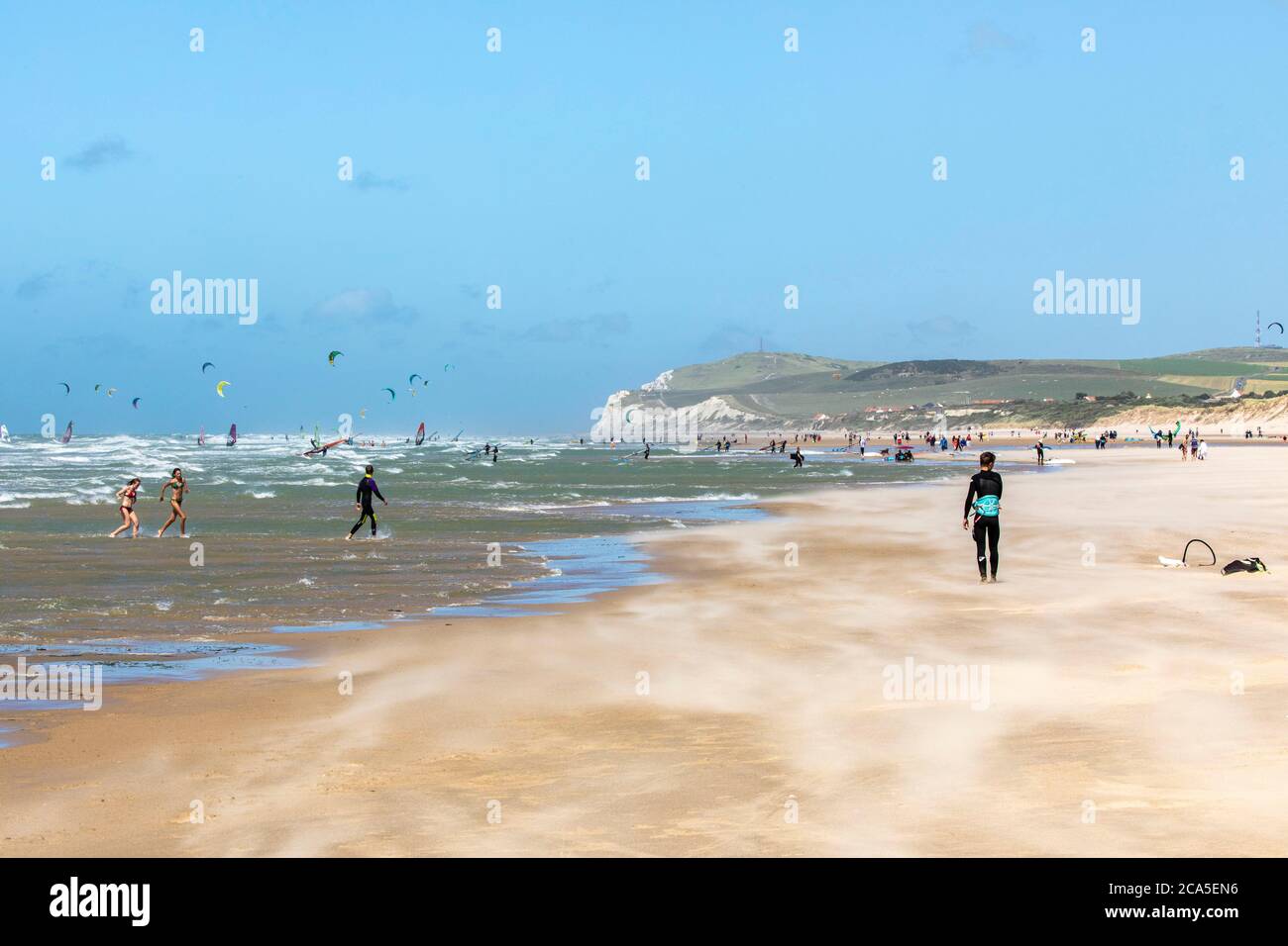 France, Pas de Calais, Wissant, kitesurfing and windsurfing with the Cape Blanc-Nez in the background Stock Photo