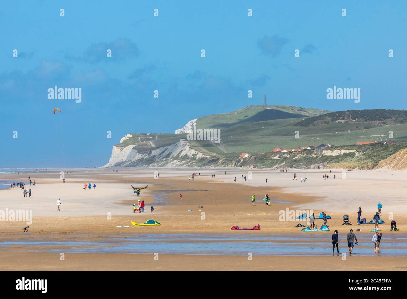 France, Pas de Calais, Wissant, kitesurfing and windsurfing with the Cape Blanc-Nez in the background Stock Photo