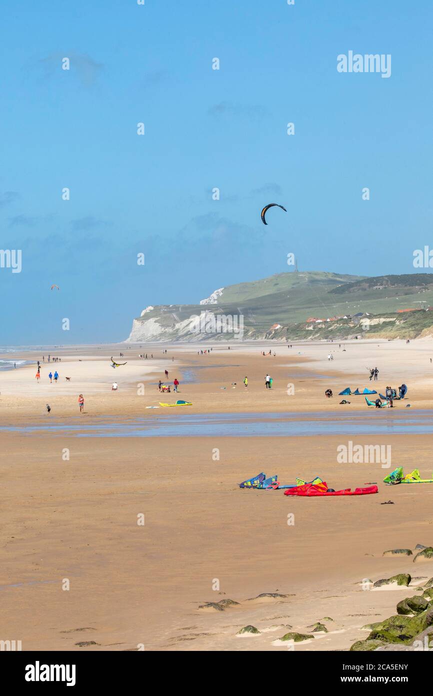 France, Pas de Calais, Wissant, kitesurfing and windsurfing with the Cape Blanc-Nez in the background Stock Photo