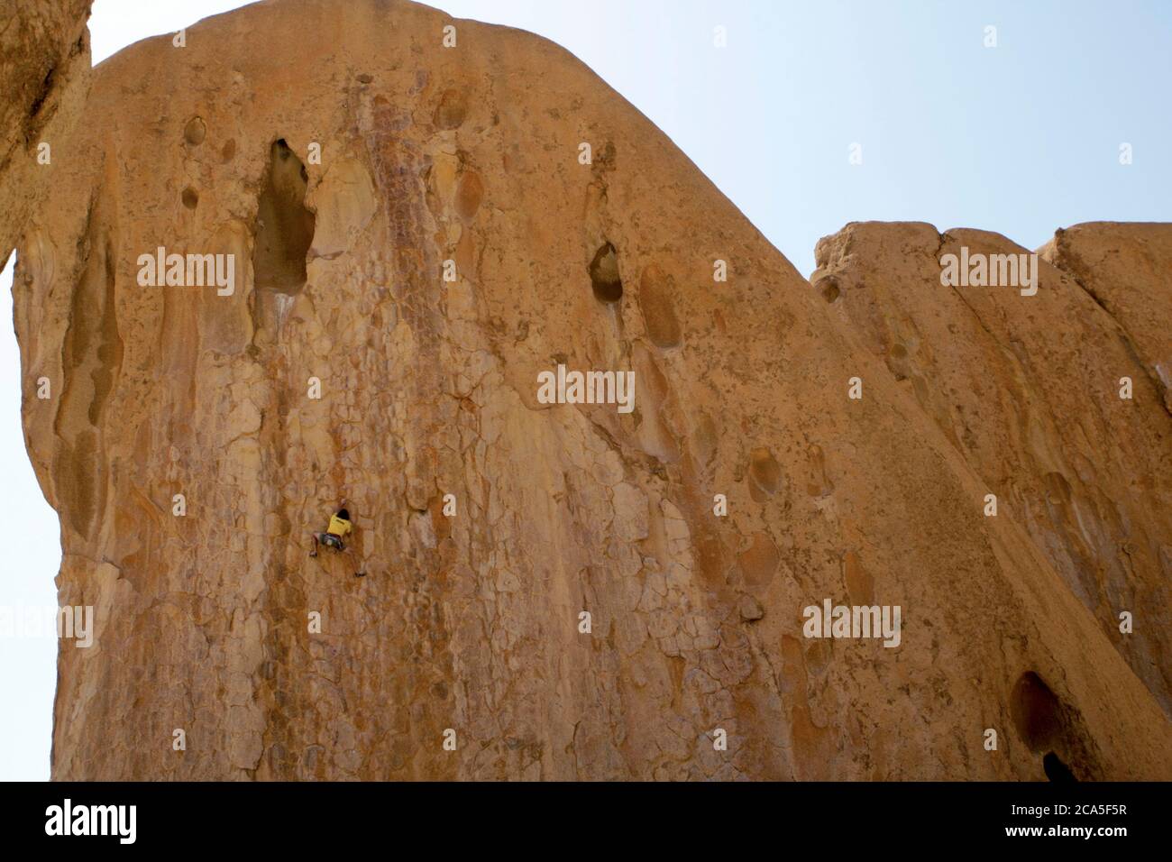 Namibia, Erongo Province, Spitzkoppe, rockclimbing in the desert at the foot of the Spitzkoppe Stock Photo