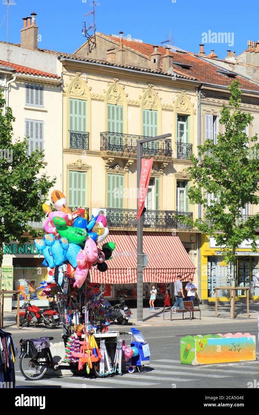 France, Var, Dracenie, Draguignan, boulevard Georges Clemenceau seen from boulevard  Jean Jaures on a market day Stock Photo - Alamy
