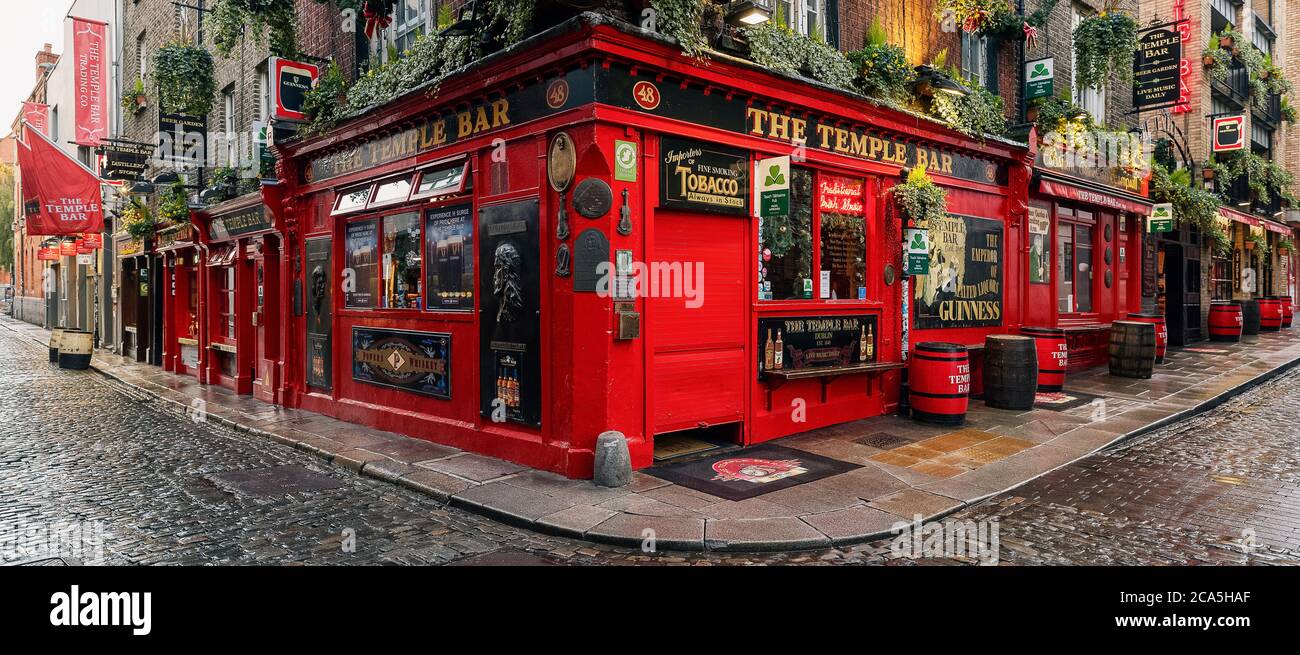 Street with pubs, Temple Bar, Dublin, Ireland Stock Photo