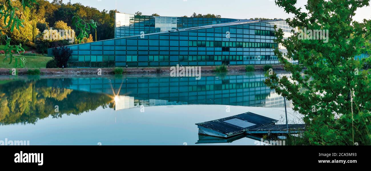 France, Tarn, Pierre Fabre laboratories, Lavaur, Les Cauquillous, exterior  of a building of modern and contemporary architecture in glass at sunrise  in lush greenery Stock Photo - Alamy