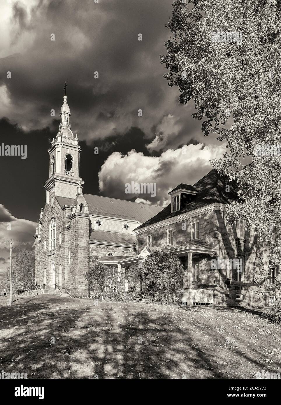 View of hose and church, North Hatley, Eastern Townships, Estrie, Quebec Provence, Canada Stock Photo