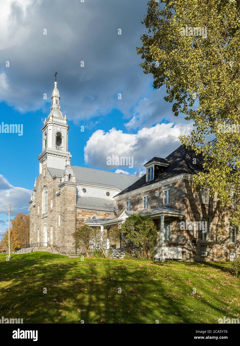 View of hose and church, North Hatley, Eastern Townships, Estrie, Quebec Provence, Canada Stock Photo