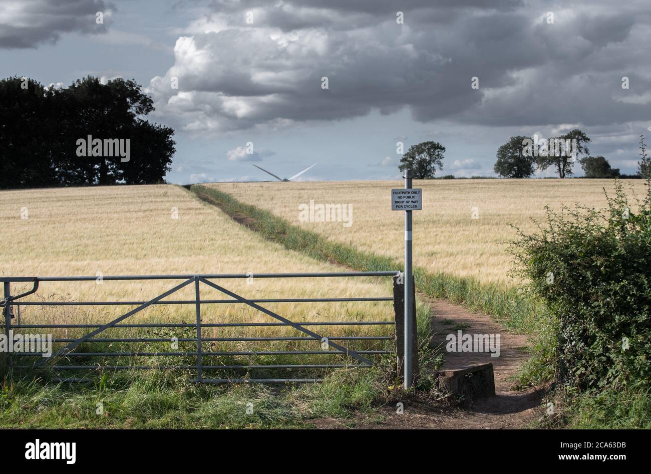 Cycles only sign uk hi-res stock photography and images - Alamy