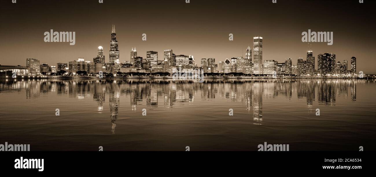 Chicago skyline night hi-res stock photography and images - Alamy