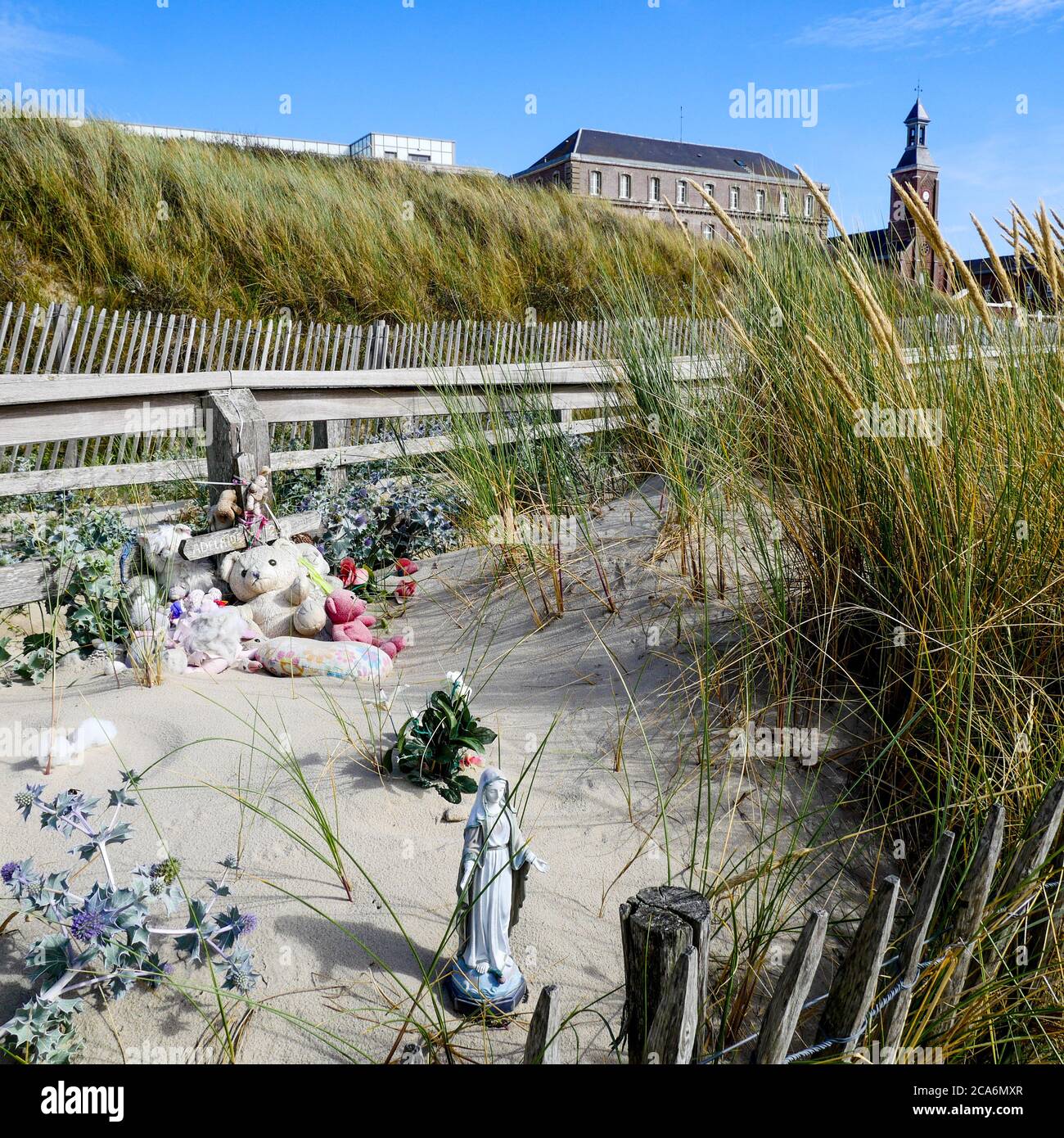 Memorial of Adelaid with, at second range, the AP-HP (Paris Hospitals) Maritime Hospital, Berck, Pas-de-Calais, Hauts-de-France, France Stock Photo