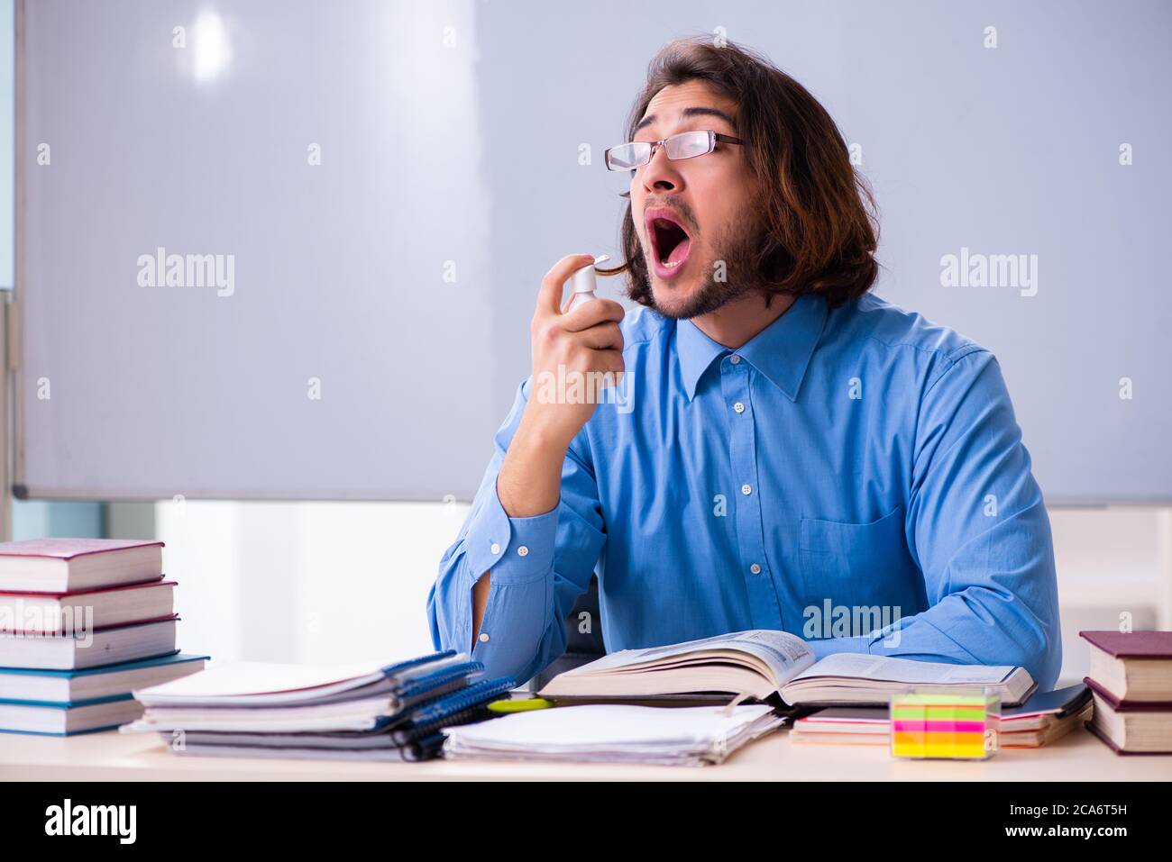 Teaching inhaler use hi-res stock photography and images - Alamy
