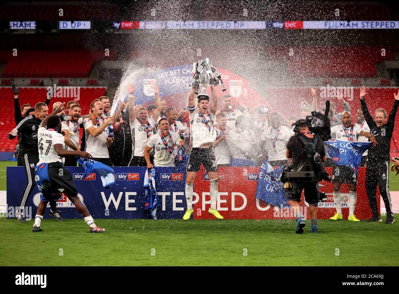 Efl playoff trophy hires stock photography and images Alamy