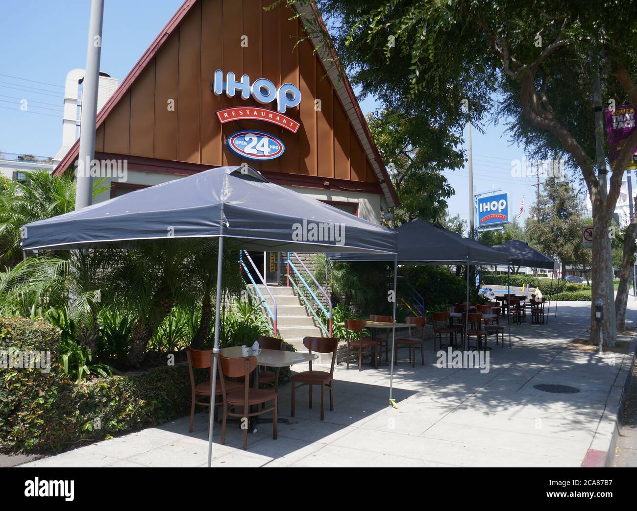 Los Angeles, California, USA 4th August 2020 A general view of atmosphere  IHOP outdoor dining on August 4, 2020 in Los Angeles, California, USA.  Photo by Barry King/Alamy Stock Photo Stock Photo - Alamy