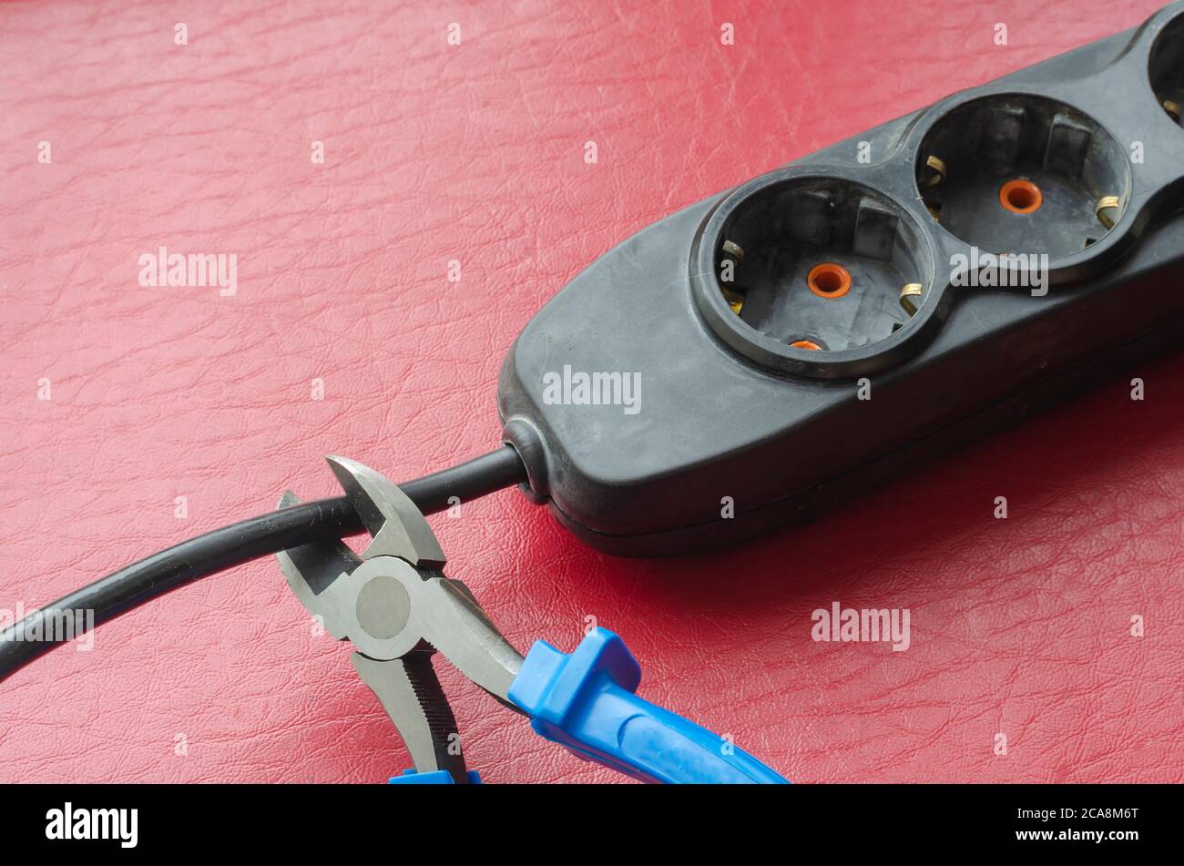 Nippers with blue handles cut the cable splitter cable. Emergency