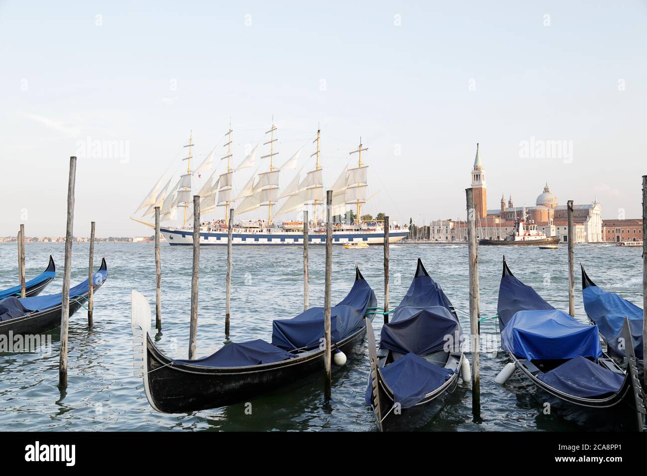 Tourism venice ship cruiser hi-res stock photography and images - Alamy