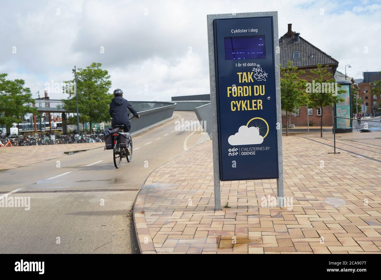 monarki Ru overdrivelse Odense, Denmark. 24th July, 2020. A sign with the inscription "Tag fordi du  cykler" (Thank you for riding a bicycle) stands at the foot of a bicycle  bridge. Credit: Jörg Carstensen/dpa/Alamy Live