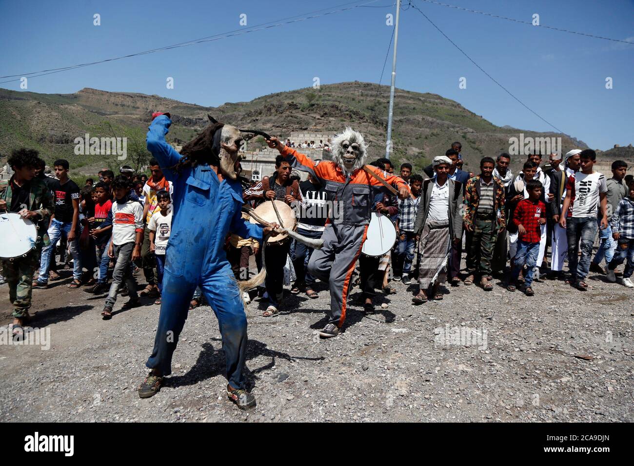 Ibb, Yemen. 4th Aug, 2020. Yemeni villagers wearing masks of monsters