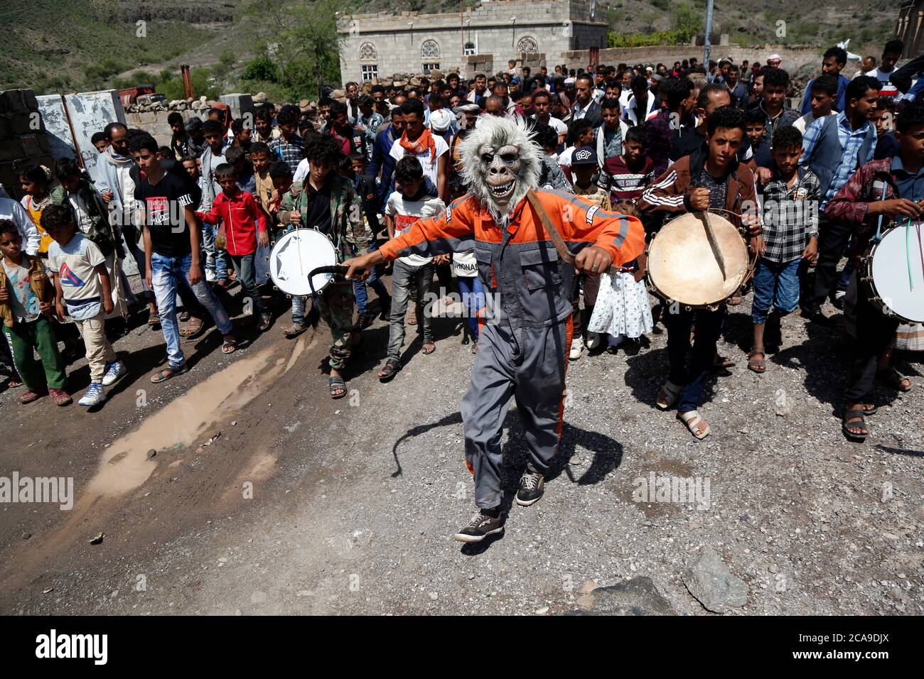 Ibb, Yemen. 4th Aug, 2020. A Yemeni villager wearing the mask of